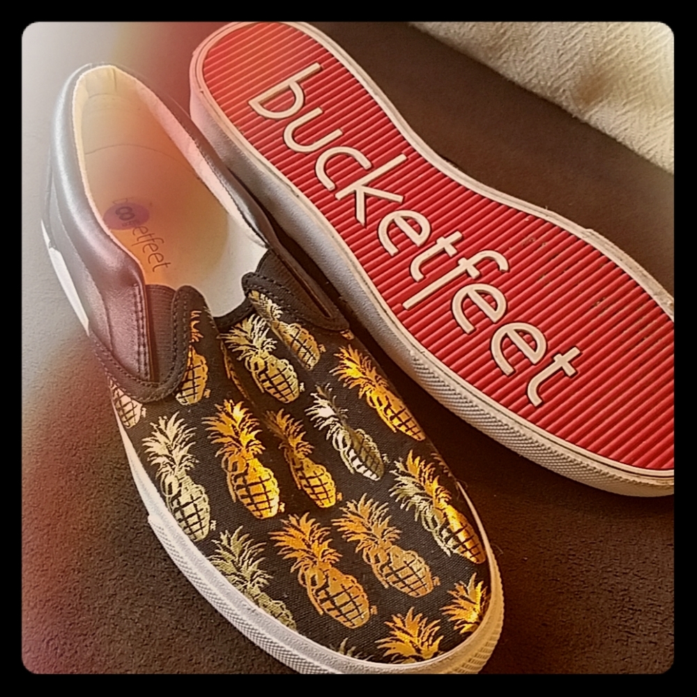 Bucketfeet pineapple grenade